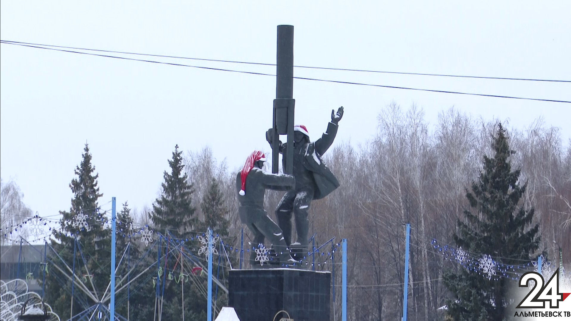 Стало известно, кто украсил новогодними шапками памятник нефтяникам в Альметьевске