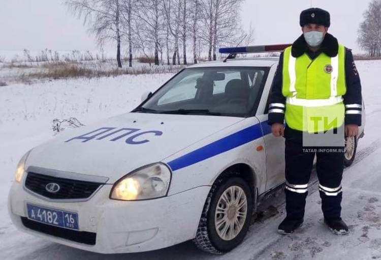 В Татарстане сотрудник ГИБДД помог женщине с сыном, которые замерзали на трассе