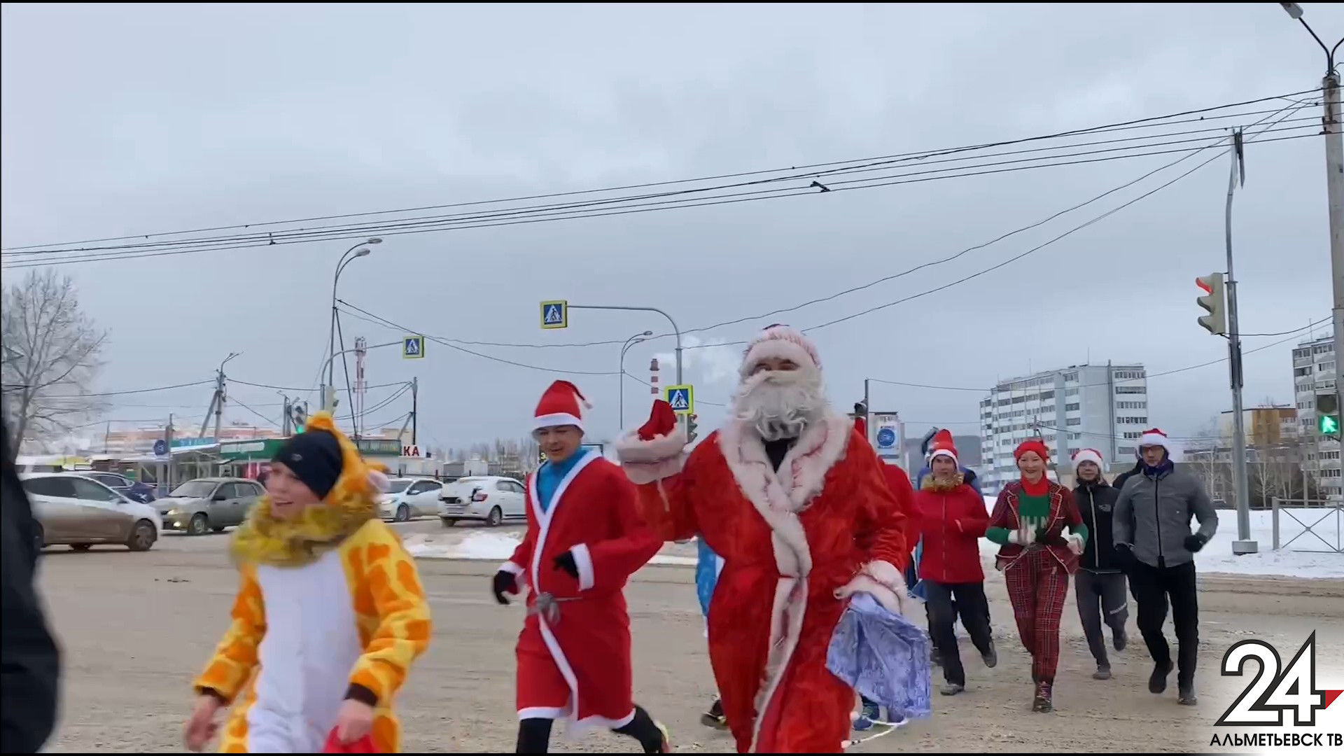В Альметьевске на пробежку вышли Деды Морозы и Снегурочки