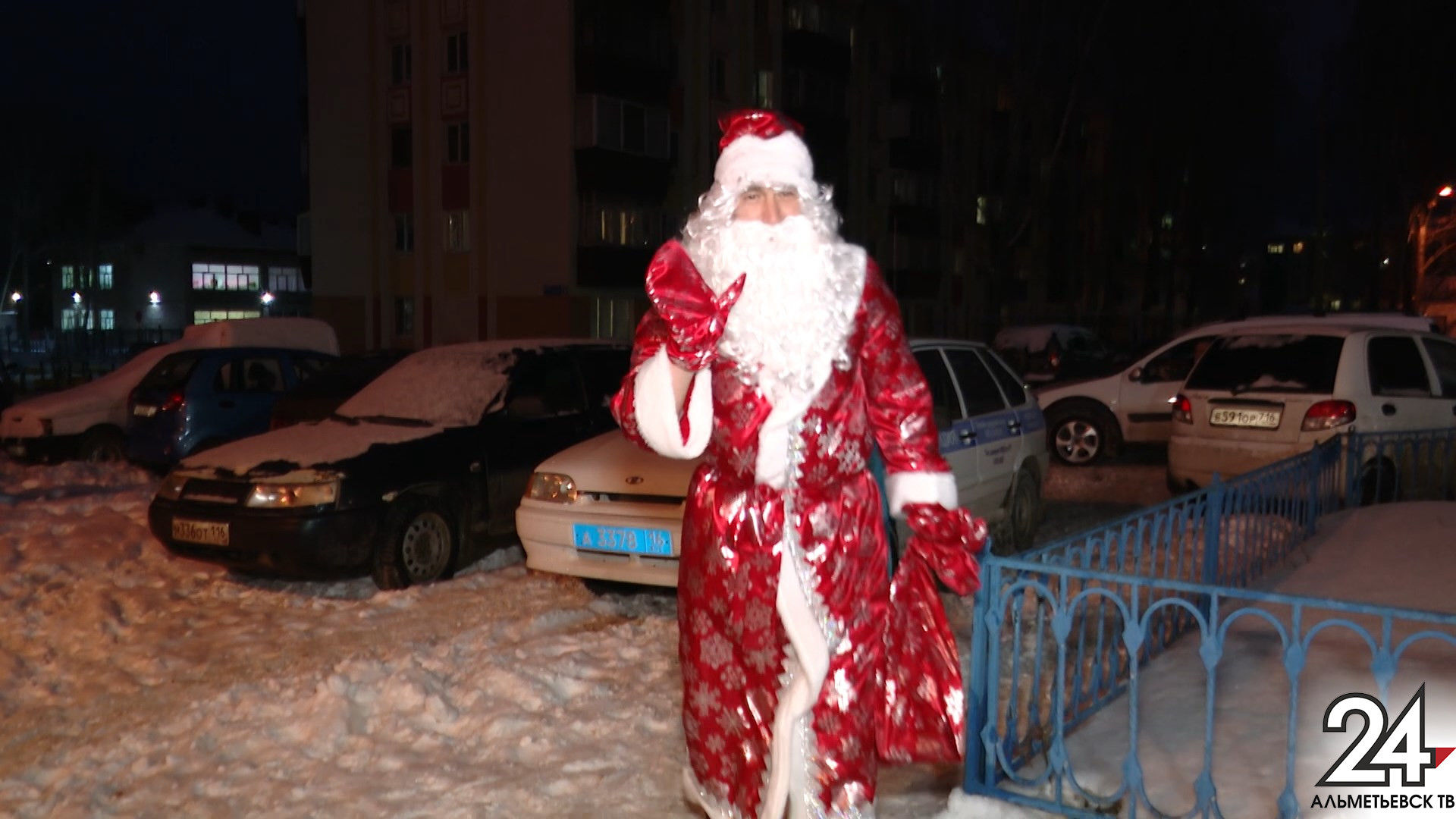 Альметьевские полицейские облачились в Дедов Морозов и поздравили детей с Новым годом