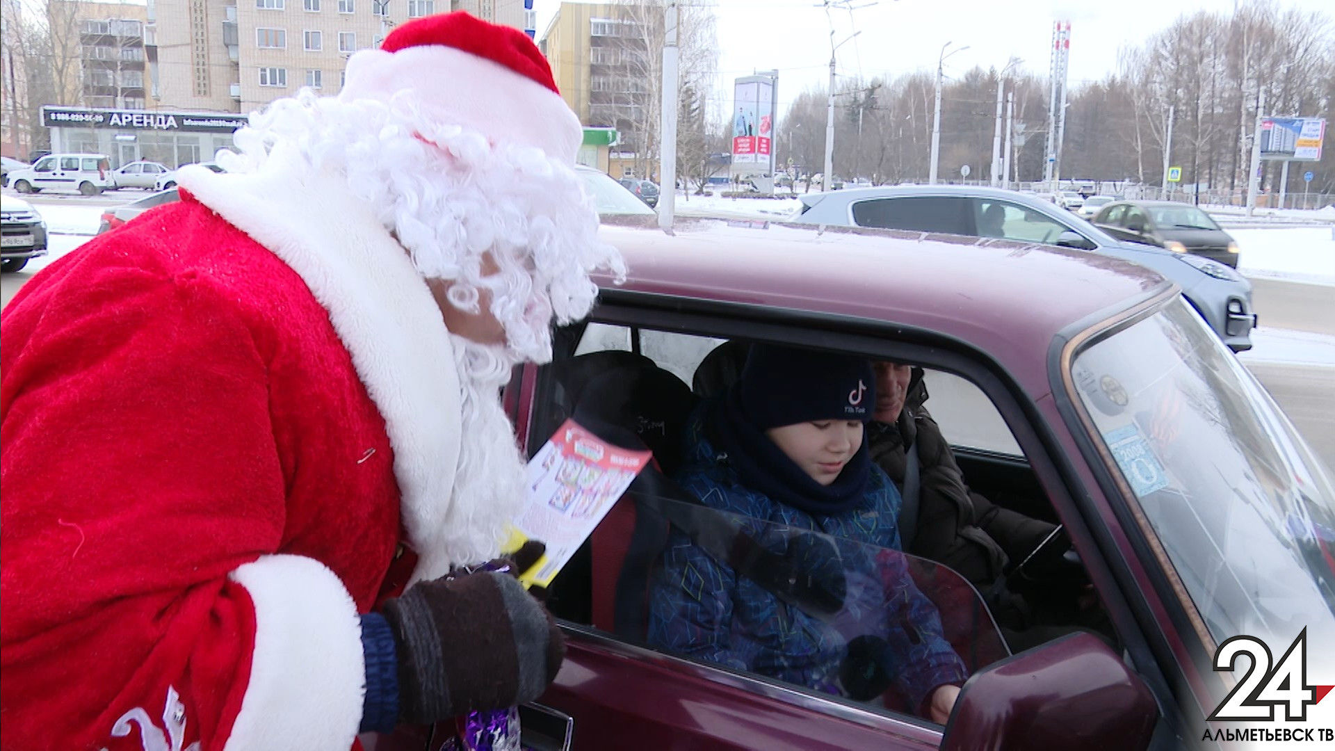 В Альметьевске автоинспекторы провели новогодний рейд вместе с Дедом Морозом