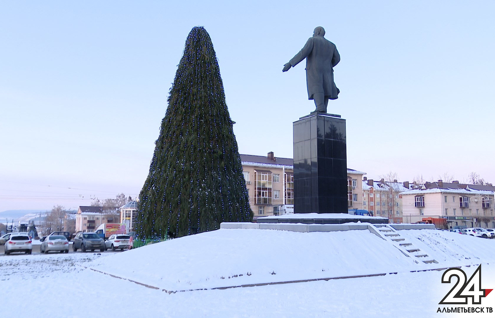 На площади Ленина в Альметьевске устанавливают праздничную ель
