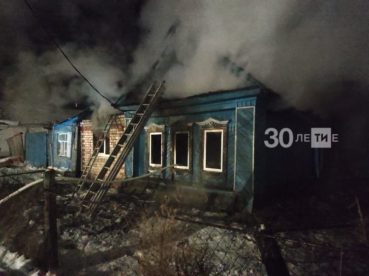Три человека погибли в Татарстане при пожаре в частном доме