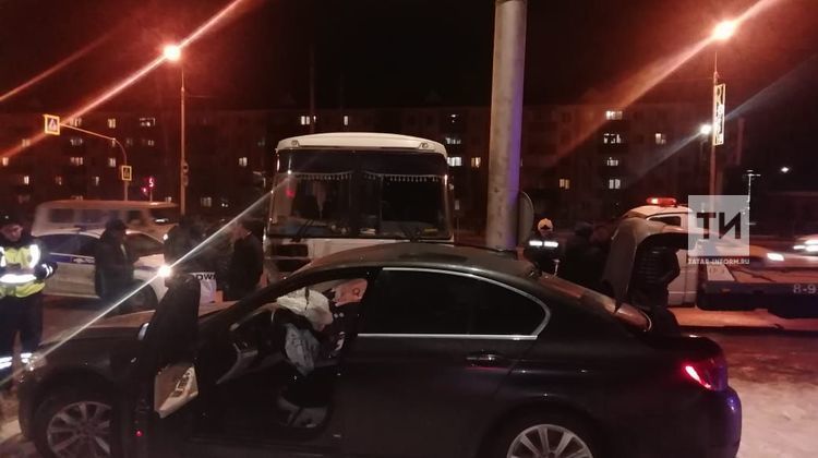 Водитель легковушки пострадал при столкновении с автобусом в Альметьевске