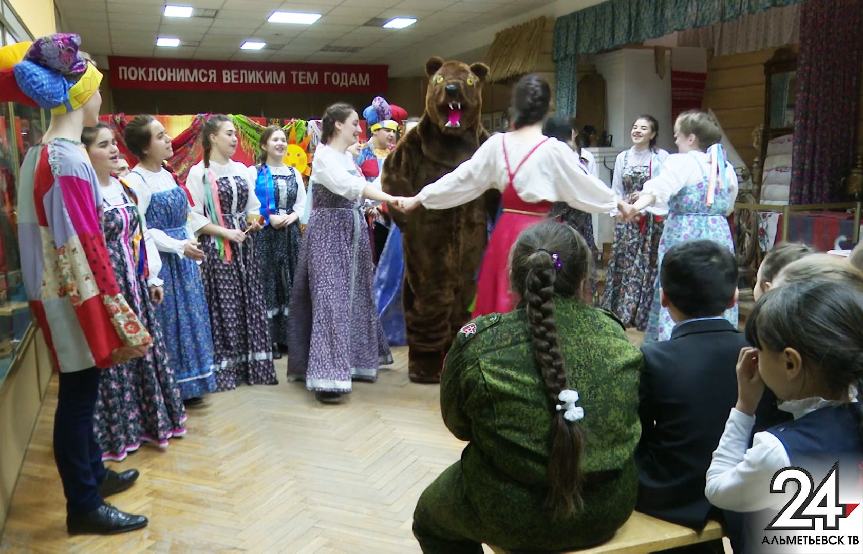 Ученики 21 школы Альметьевска песнями и танцами проводили зиму