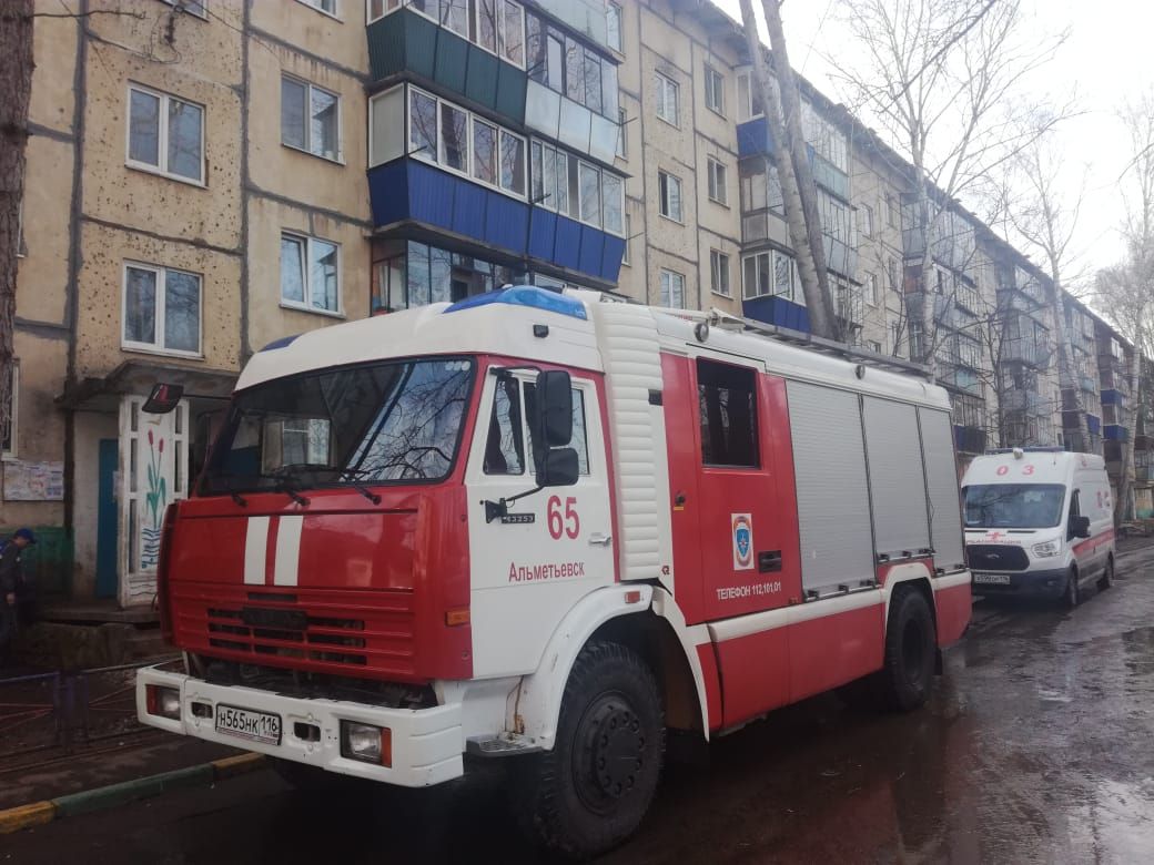 В Альметьевске спасли женщину и детей из пожара
