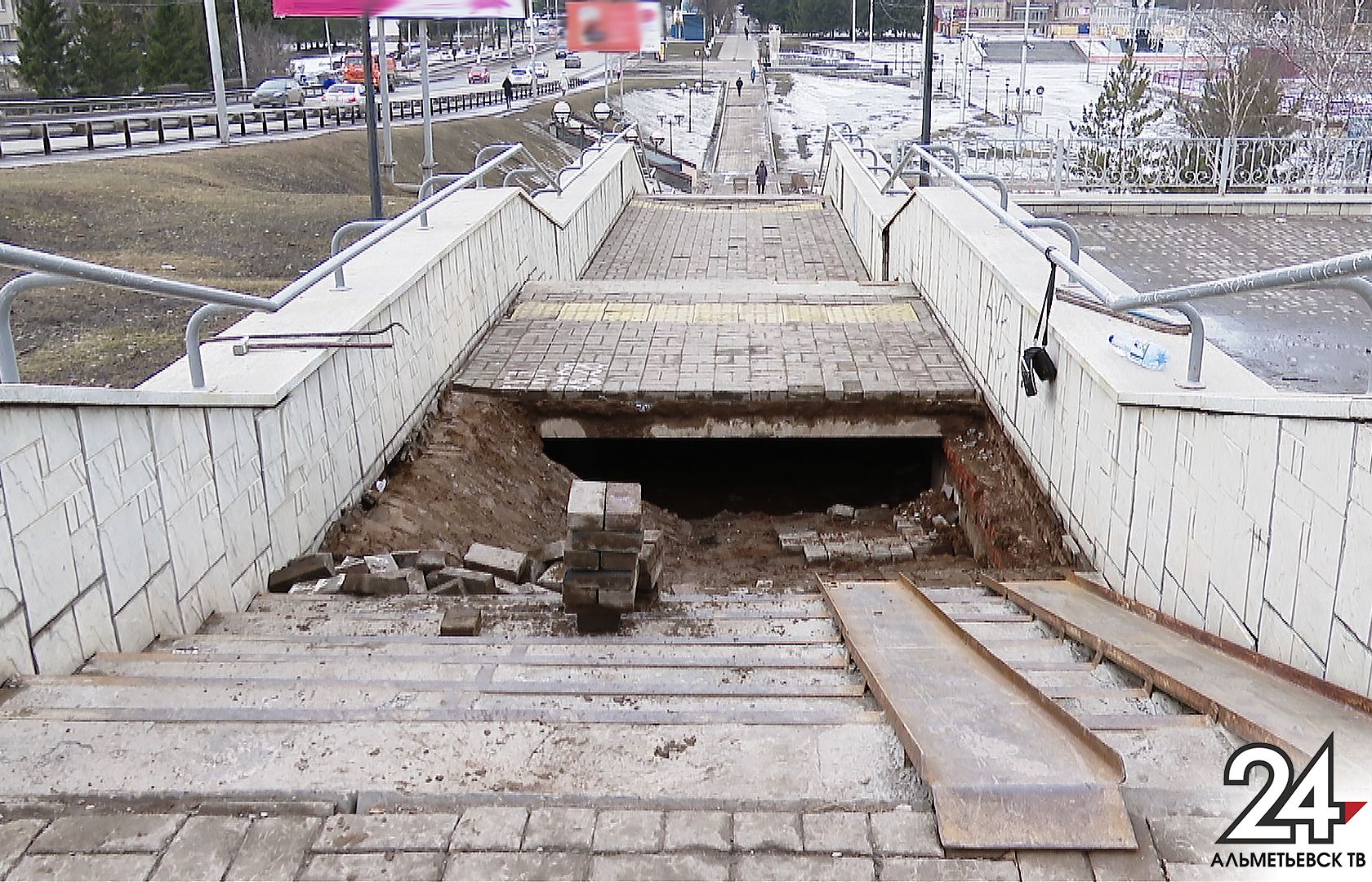 Обрушившуюся пешеходную лестницу восстанавливают в Альметьевске&nbsp;