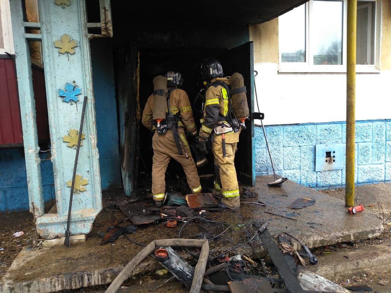 На пожаре в Альметьевске сотрудники МЧС спасли трёх детей
