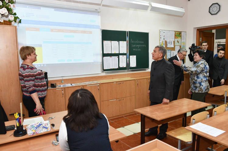Президент Татарстан протестировал готовность к онлайн-обучению школьников