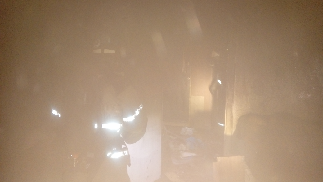 Альметьевские пожарные спасли из горящей квартиры женщину