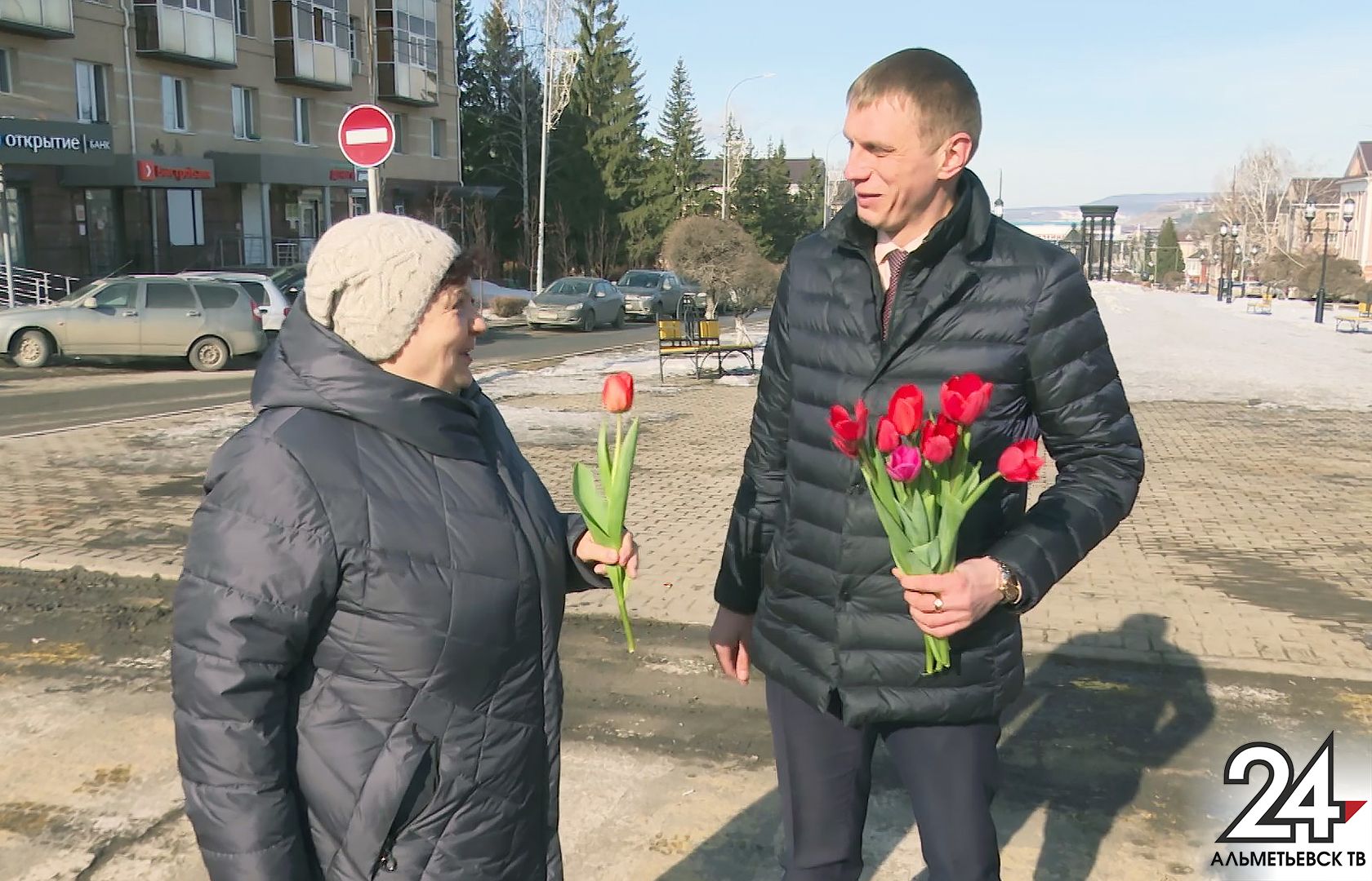 Весеннее настроение: в Альметьевске дорожники дарили женщинам тюльпаны