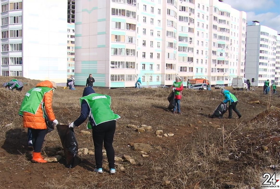 В Альметьевске продолжаются работы по уборке городских улиц