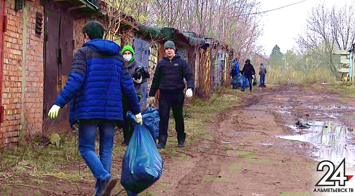 Волонтеры вышли на уборку наиболее проблемных участков в Альметьевске