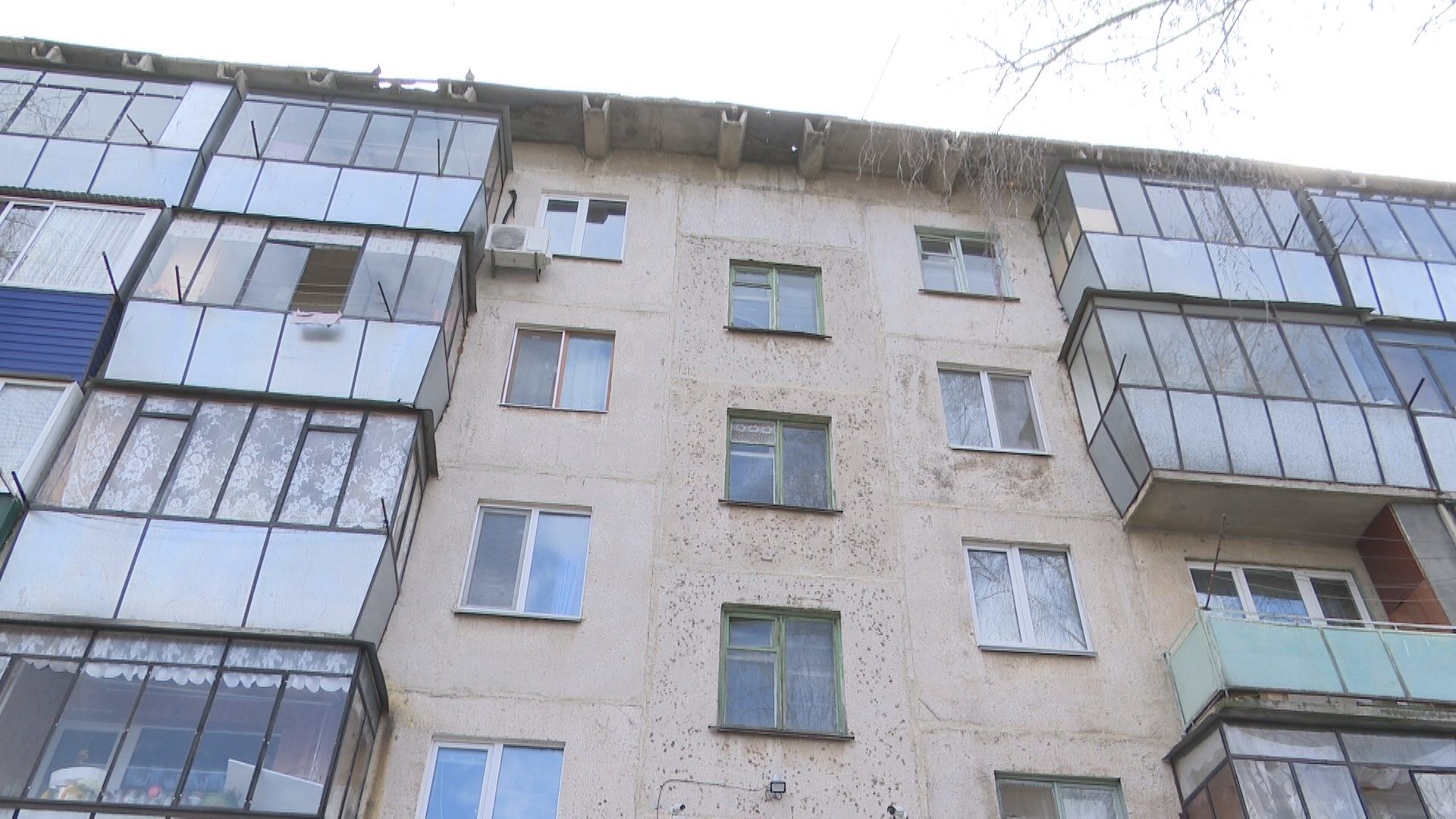 Жители одной из альметьевских пятиэтажек пожаловались на опасный карниз&nbsp;