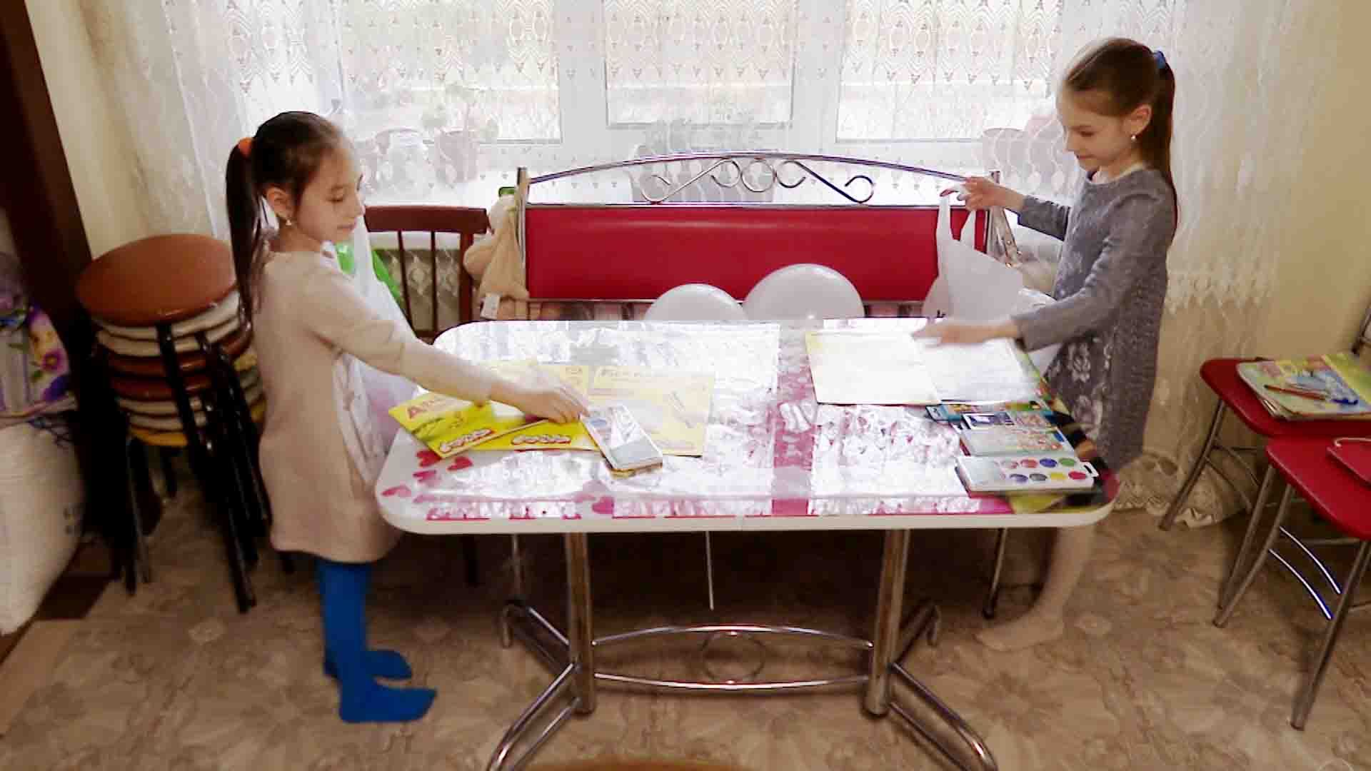 Магазин игрушек подарил творческие наборы детям-сиротам в Альметьевске
