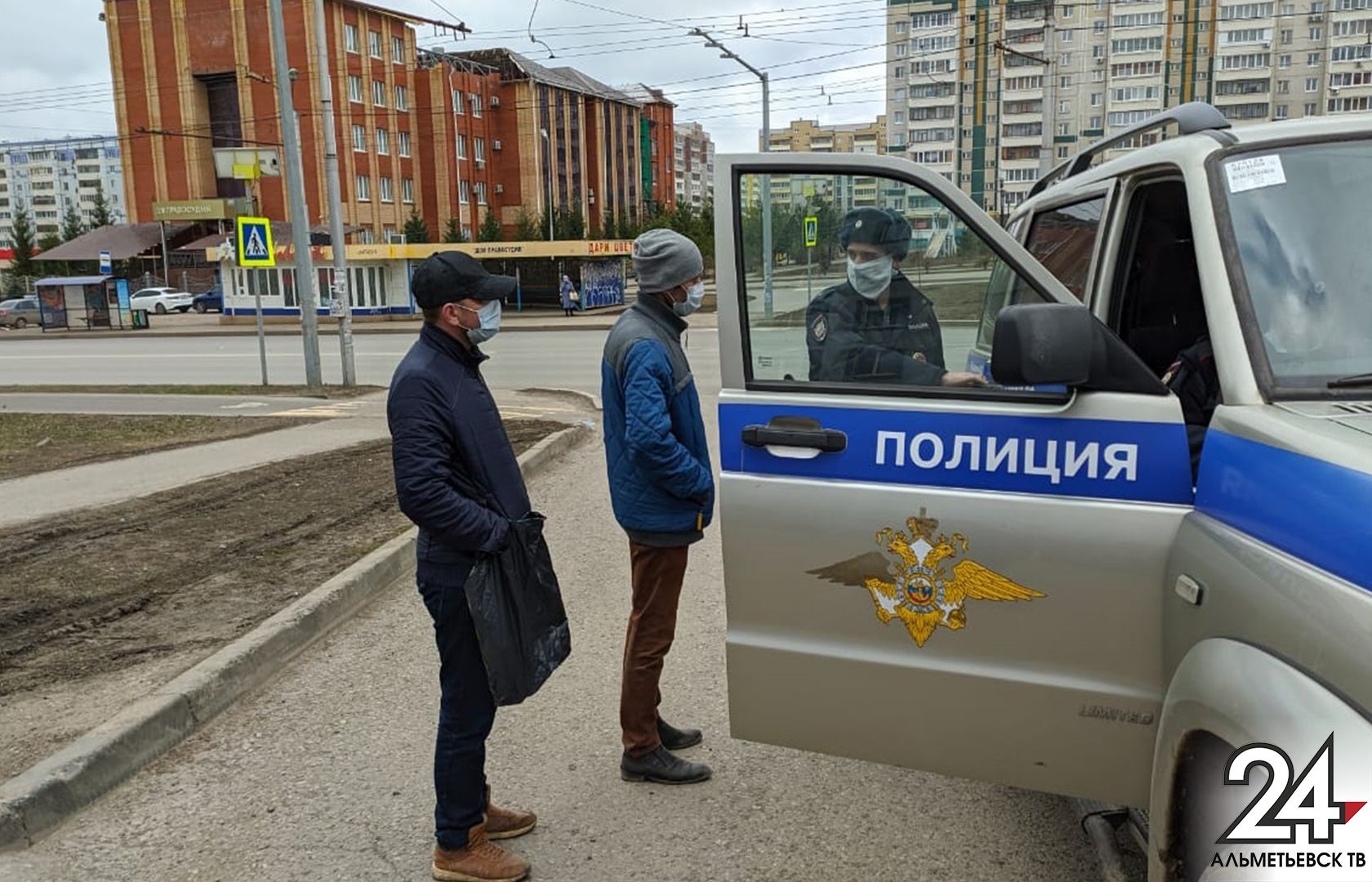 Полицейские патрули следят за выполнением режима самоизоляции в Альметьевске