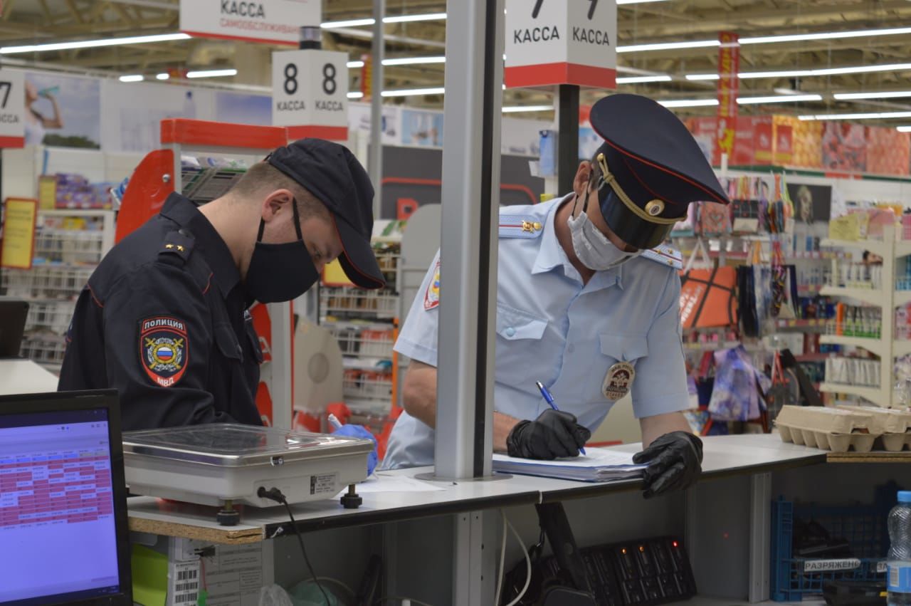 В альметьевских магазинах полицейские проверили наличие масок у продавцов и покупателей