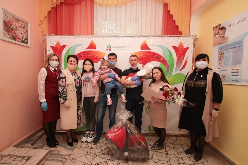 В Международный день семьи в Альметьевске поздравили молодых родителей
