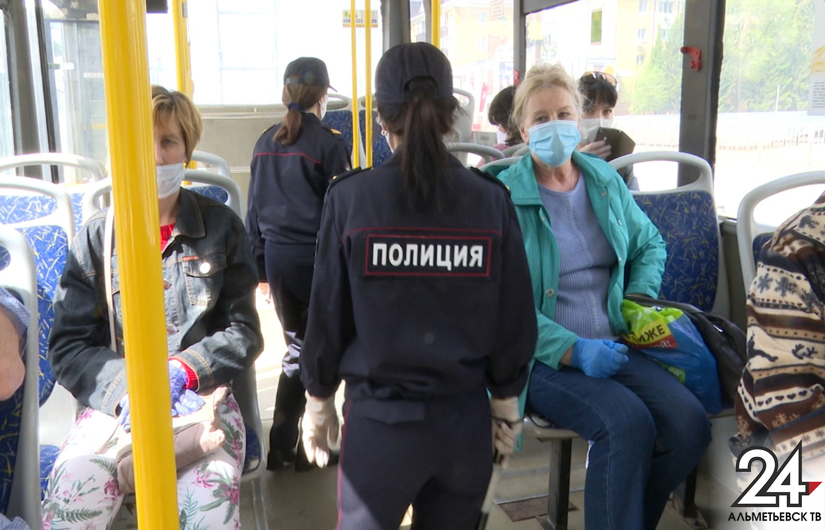 Альметьевские полицейские проверяют наличие масок и перчаток у пассажиров транспорта&nbsp;