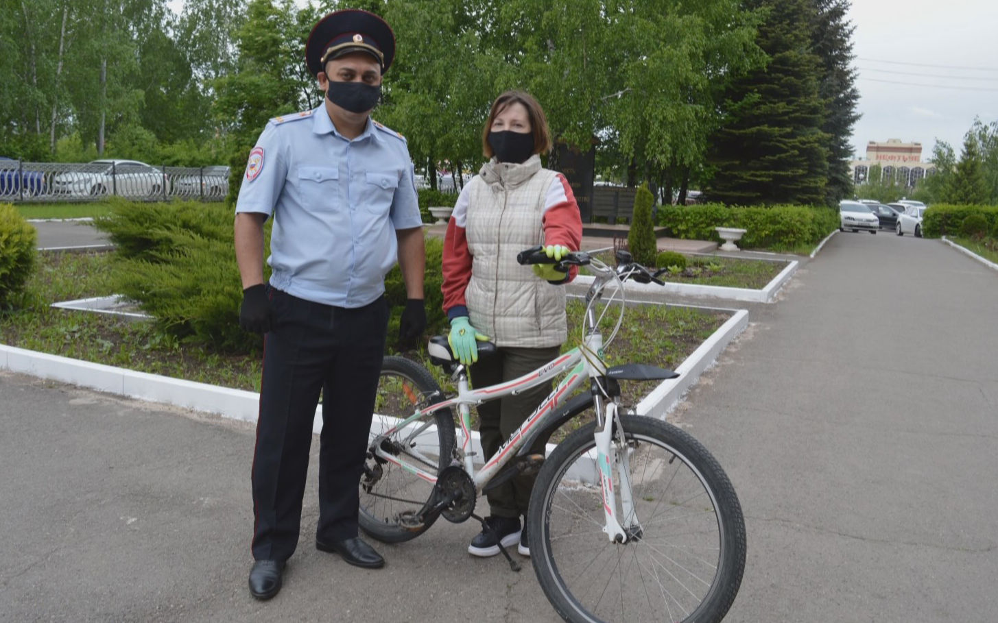 Альметьевские полицейские вернули украденный велосипед владелице