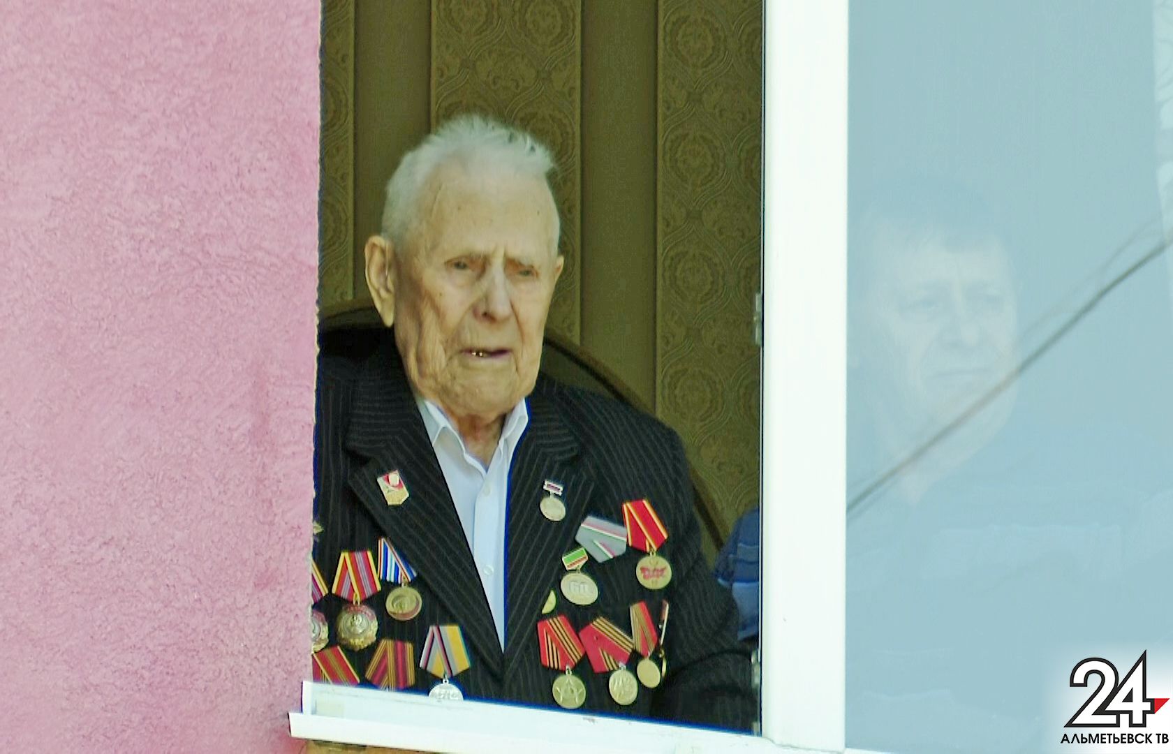 Ветеранам Альметьевска дарят живые концерты под окнами