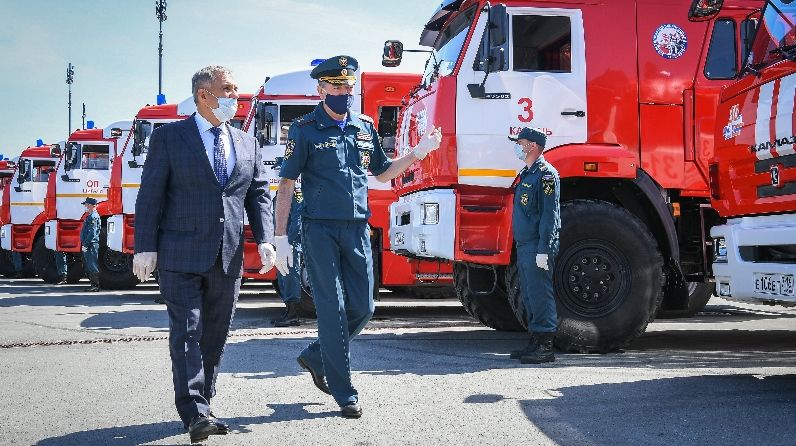 Президент Татарстана вручил сотрудникам МЧС ключи от новых пожарных машин