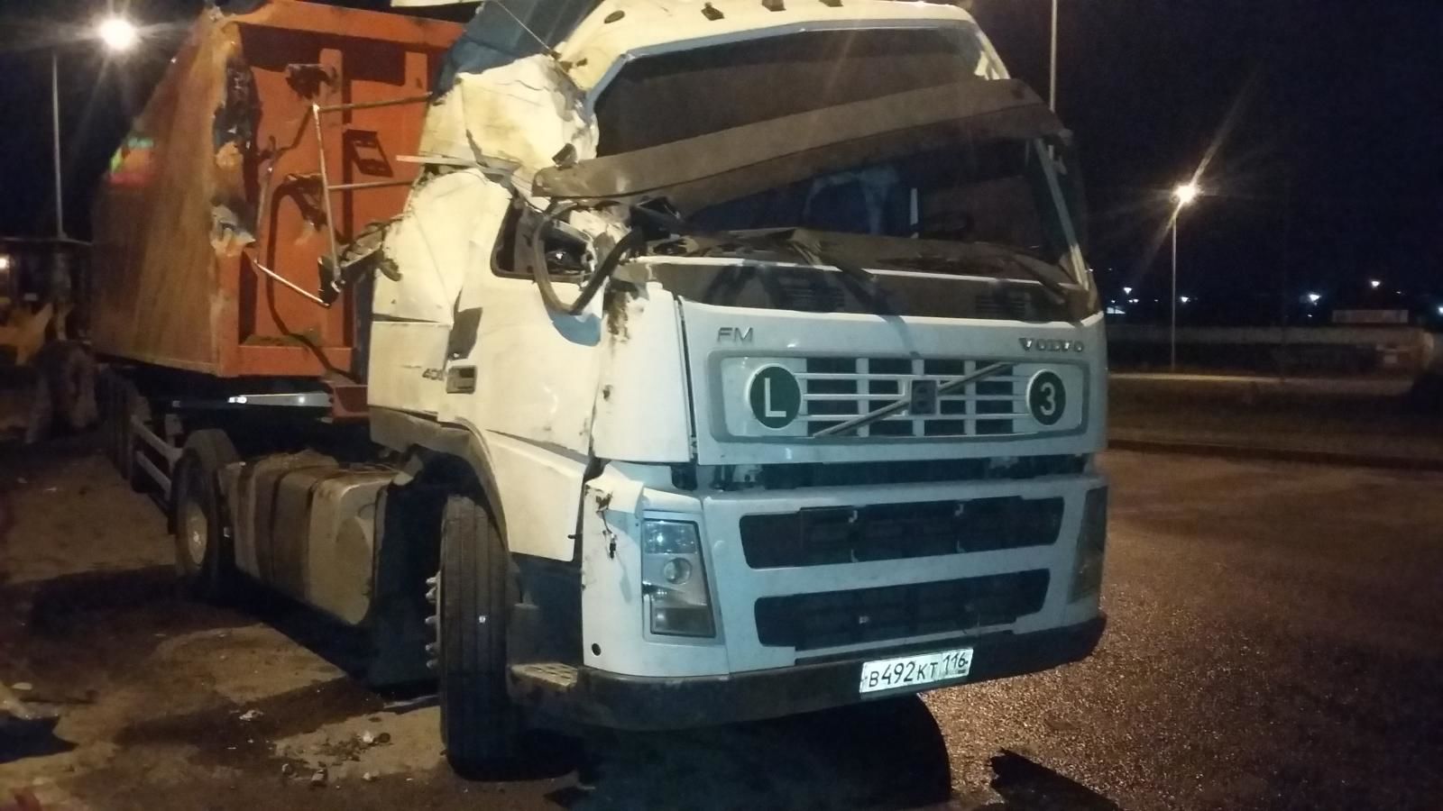 В Альметьевском районе опрокинулся грузовик с прицепом