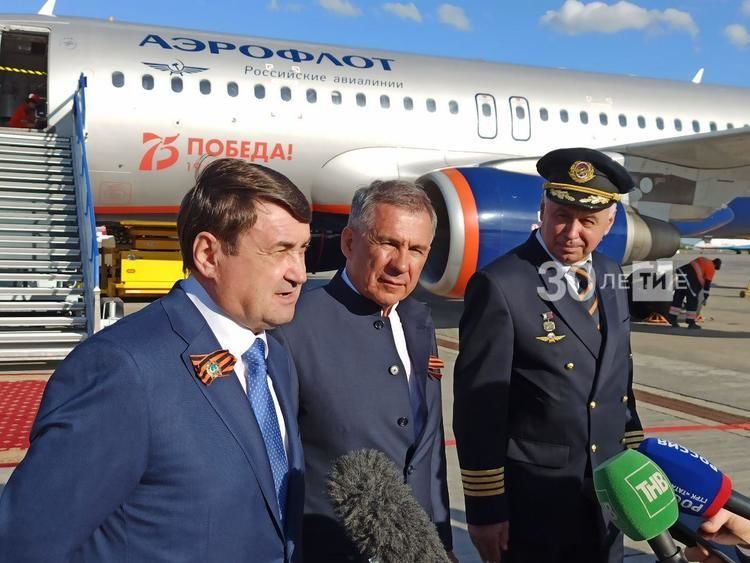 Президент Татарстана встретил самолет, названный в честь Мусы Джалиля