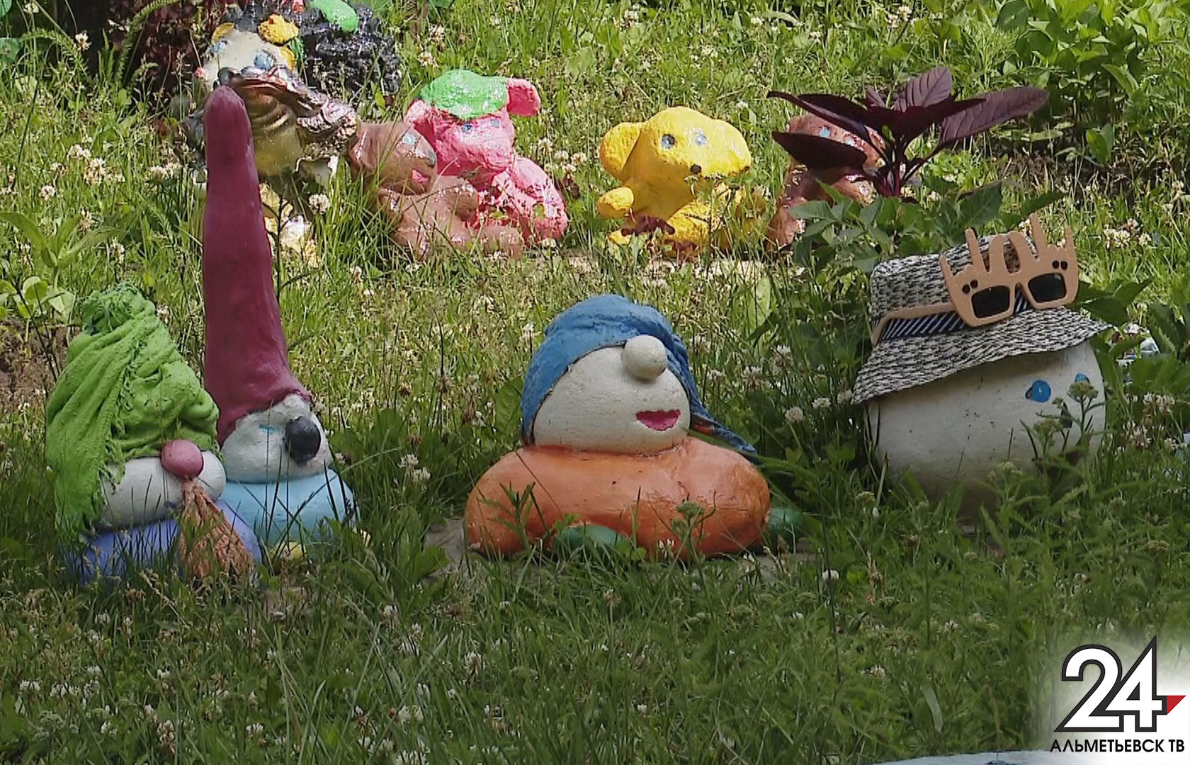 Жительница Альметьевска украшает двор цветами и сказочными персонажами