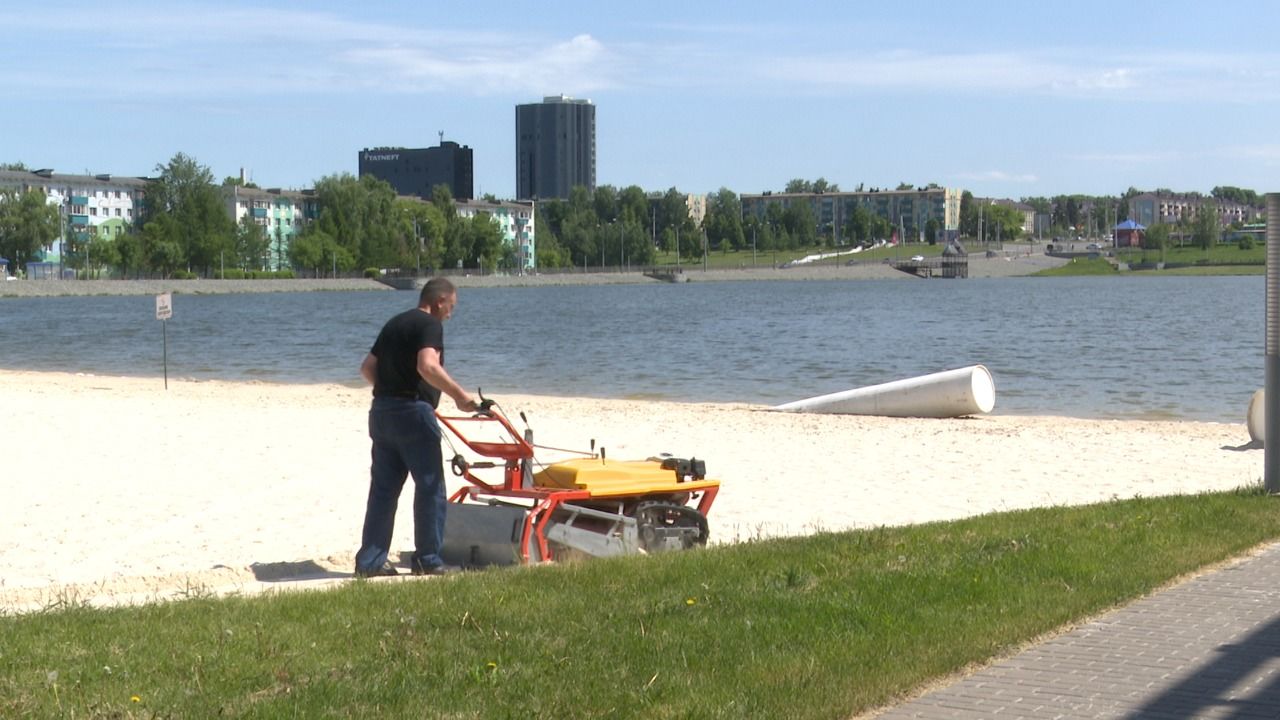 На городской пляж Альметьевска завезли еще 8 тонн песка