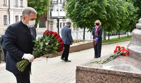 Президент Татарстана присоединился к церемонии возложения цветов к памятнику русского классика