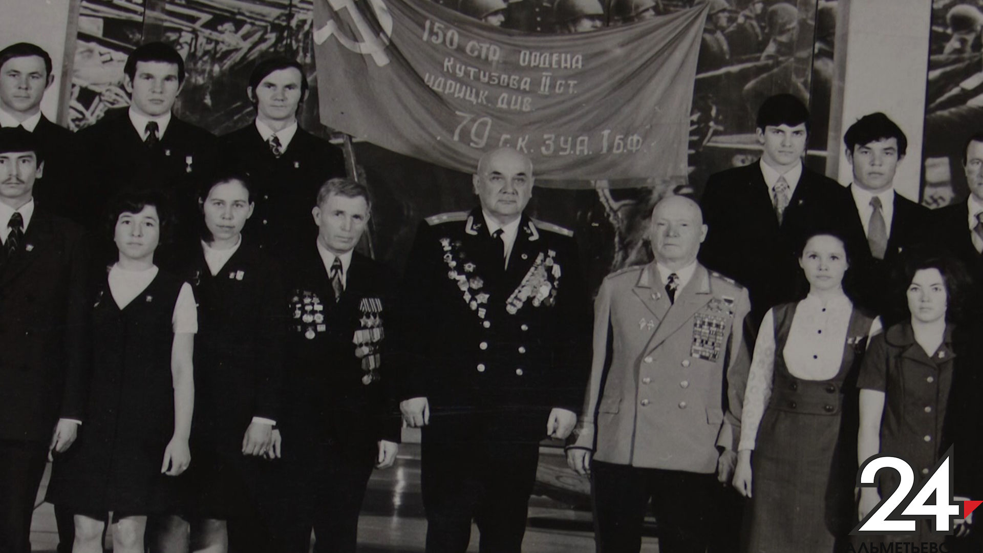 Редкое фото со знаменем Победы хранится в личном архиве жителя Альметьевска