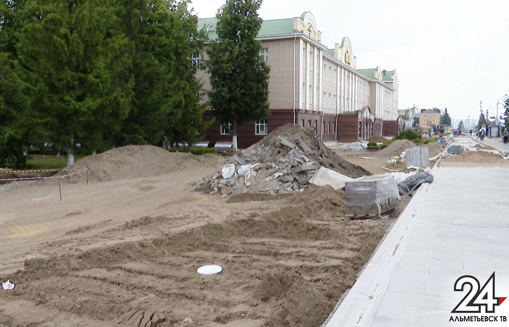 В Альметьевске обустраивают новый сквер