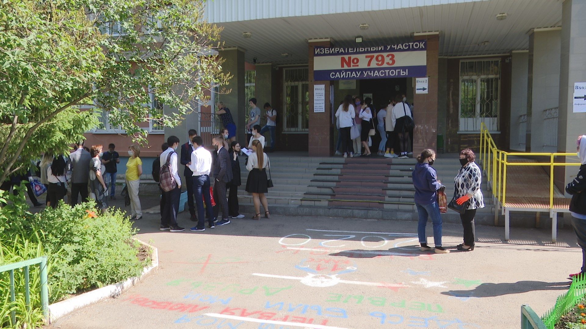 Альметьевские выпускники сдают первый госэкзамен