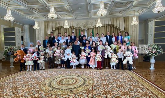Многодетные семьи Татарстана получили медали от Президента республики