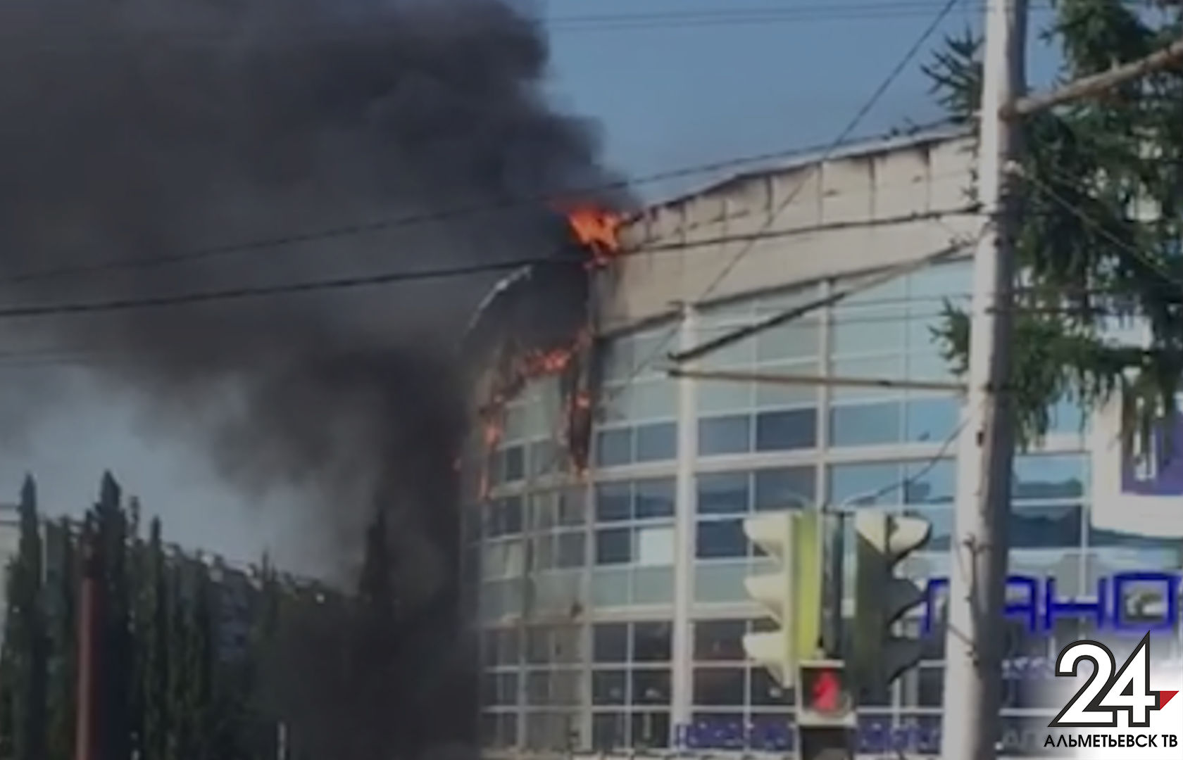 В Альметьевске загорелся торговый центр «Панорама»