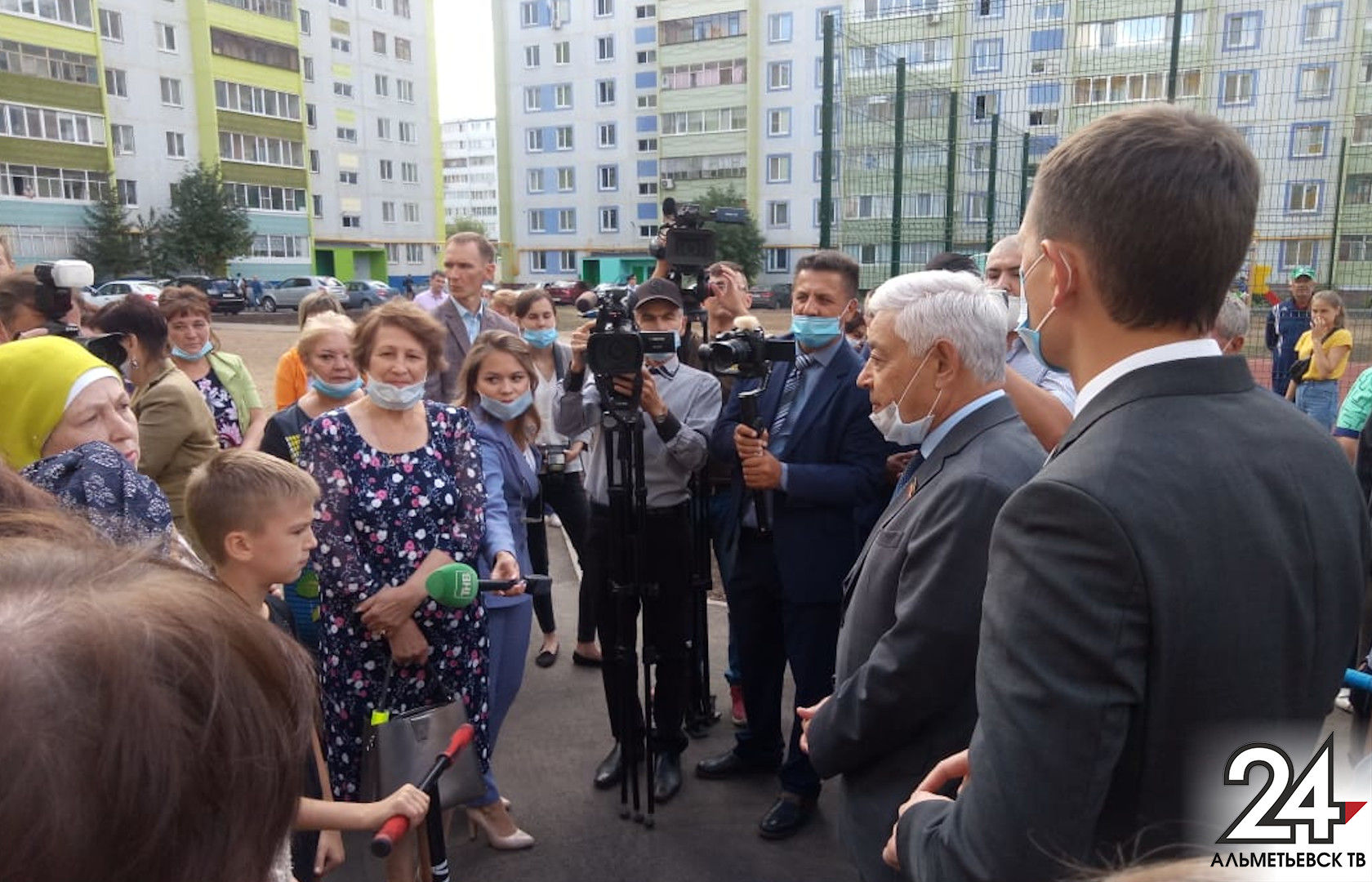 Фарид Мухаметшин принял участие в открытии обновленного двора в Альметьевске