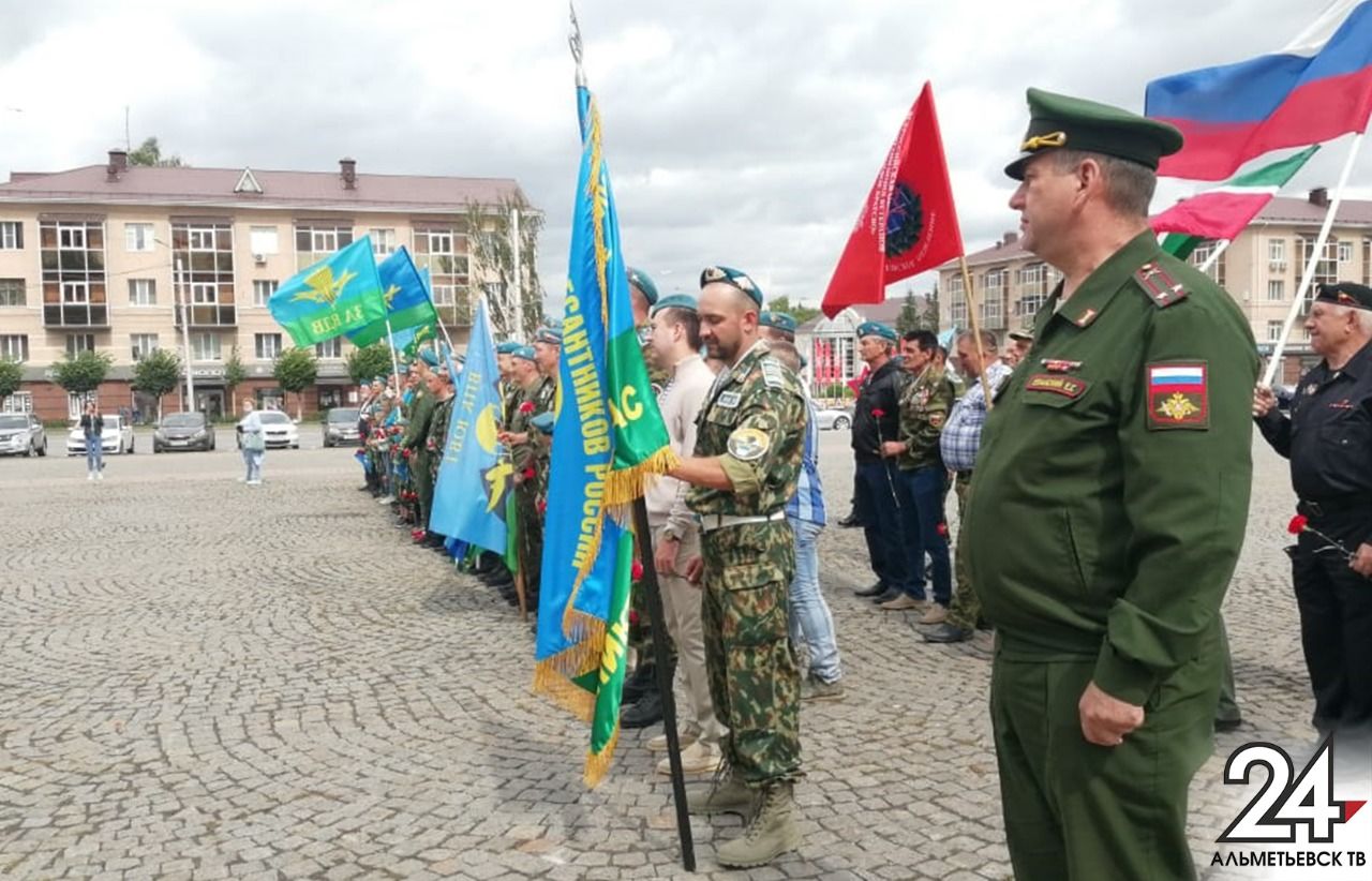 В Альметьевске отмечают День воздушно-десантных войск