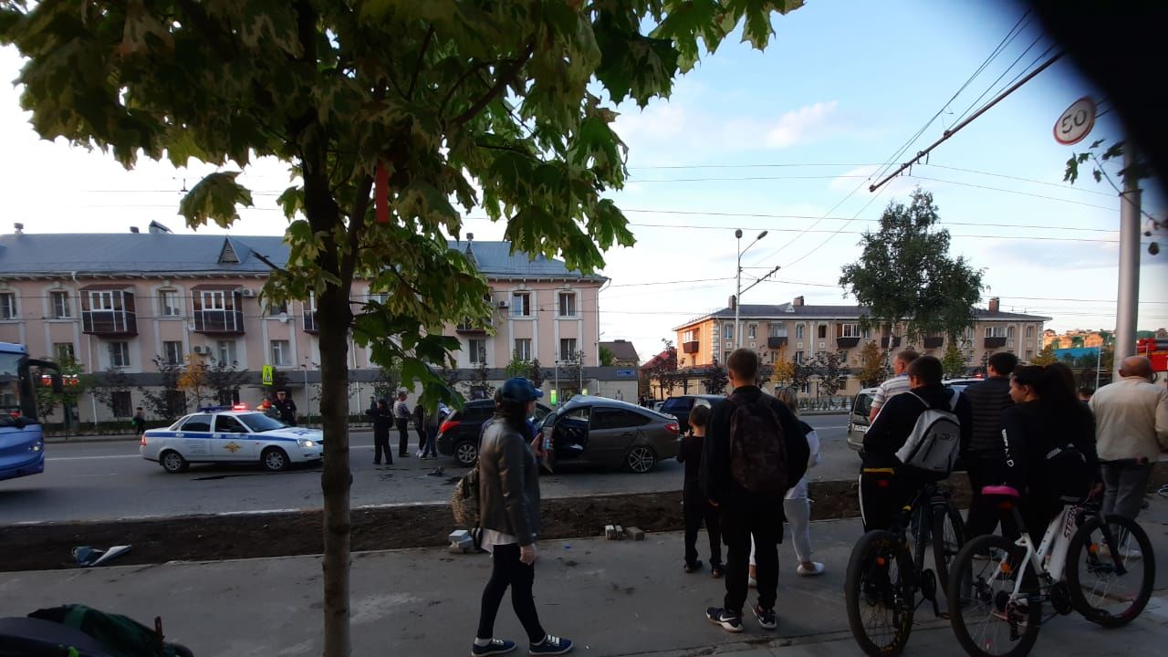 В центре Альметьевска произошла крупная авария, есть пострадавшие