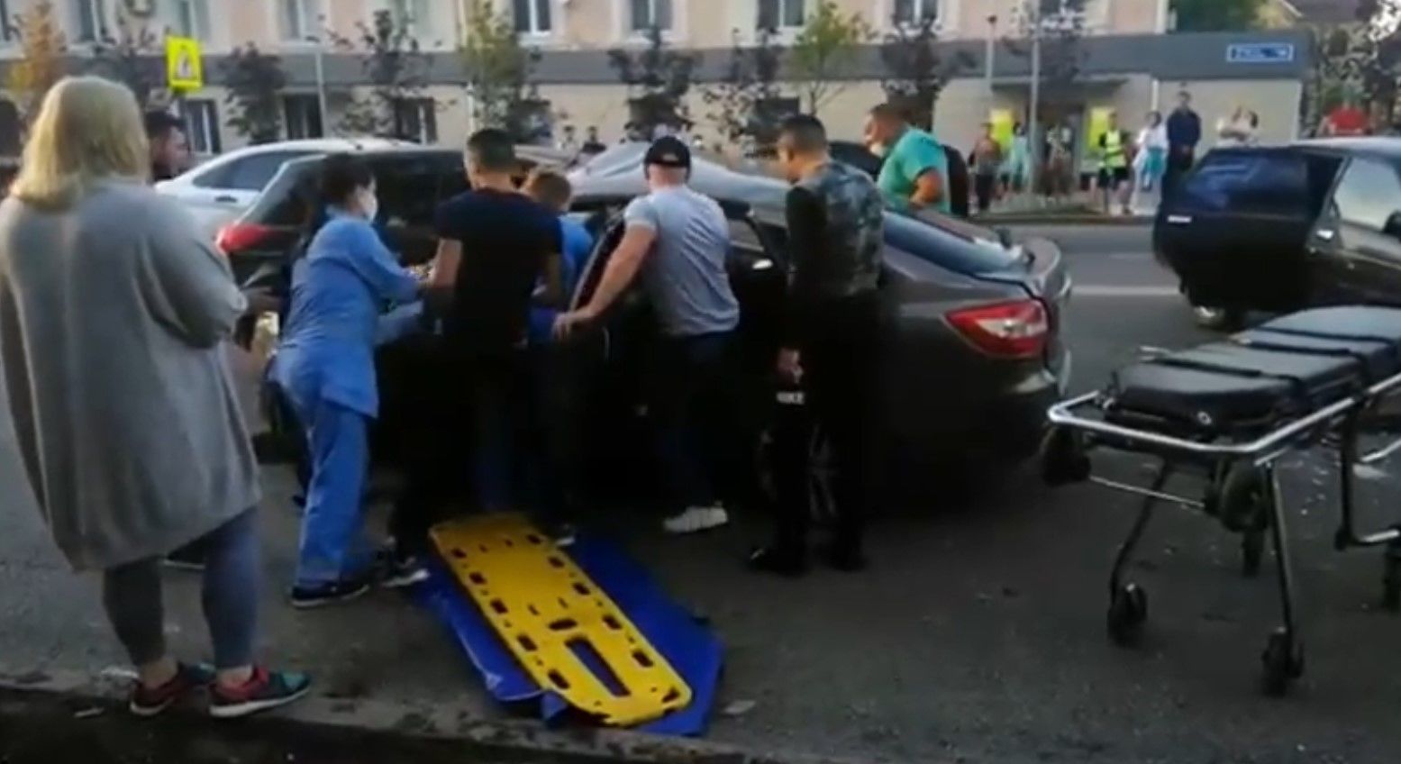 Появилось видео с места крупной аварии в Альметьевске, в которой столкнулись три машины