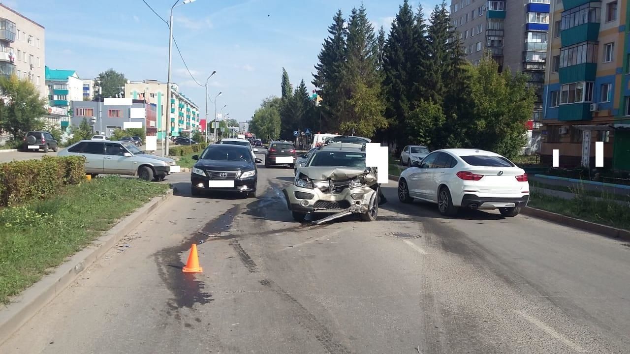 В Альметьевске при столкновении двух легковушек пострадала водитель