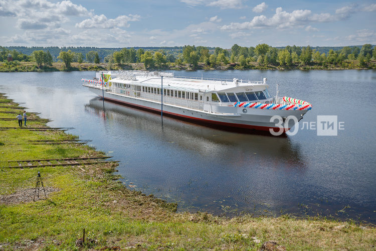 Первое в России пассажирское судно на природном газе спустили на воду