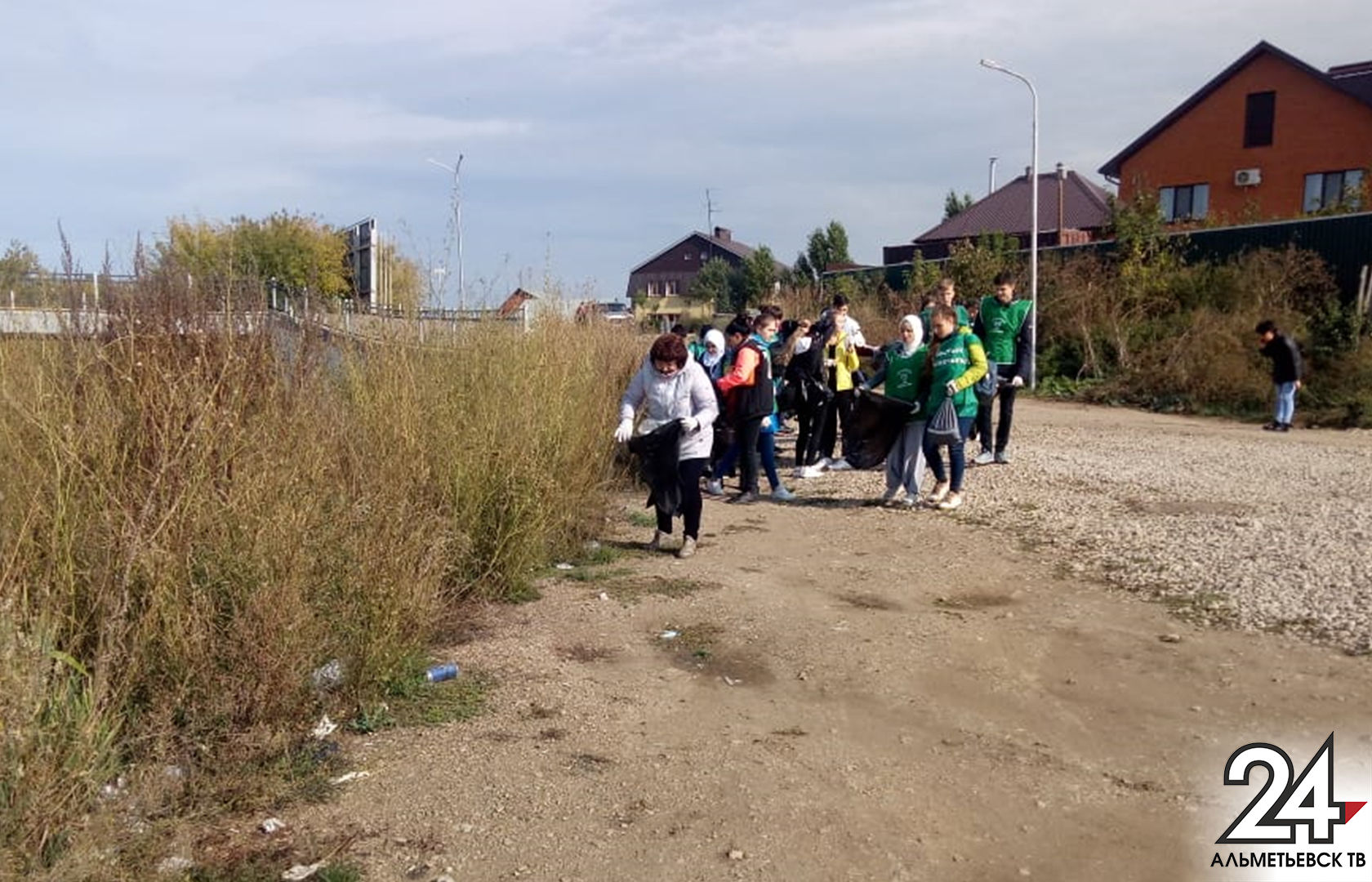 Школьники Альметьевска вышли на очистку водохранилища