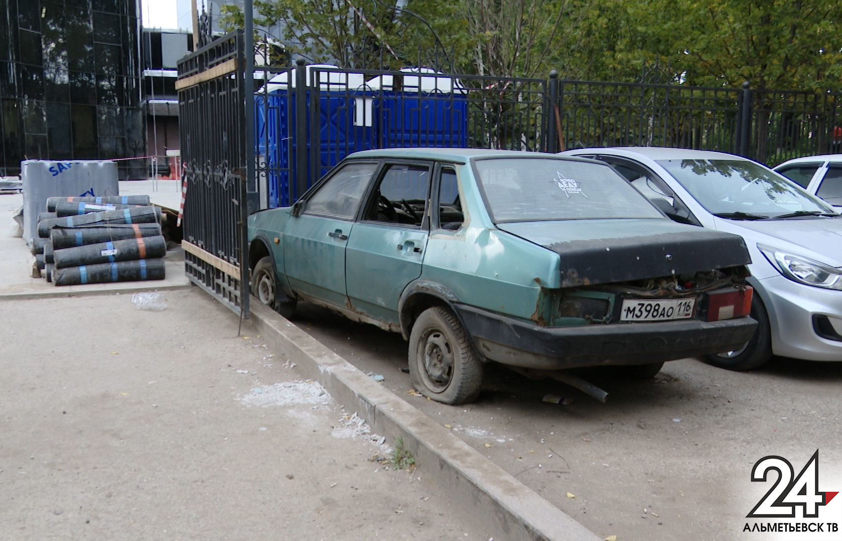 Альметьевцы жалуются на брошенные во дворах автомобили