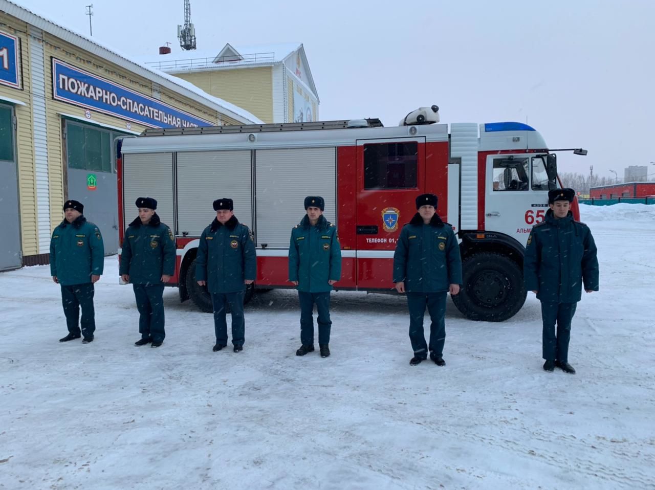 Пожарные рассказали, как спасали детей из горящей квартиры в Альметьевске