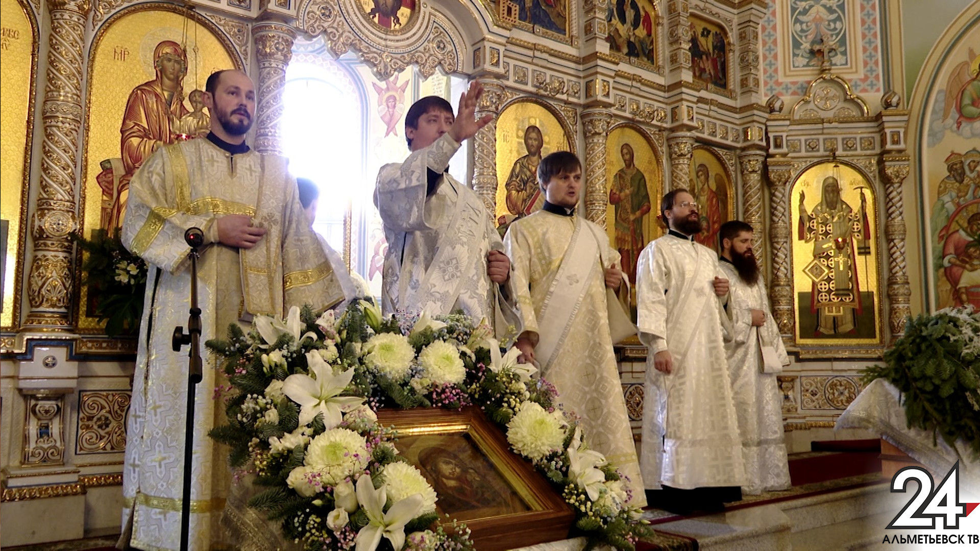 Митрополит Казанский и Татарстанский Кирилл возглавил Божественную литургию в Кафедральном соборе города