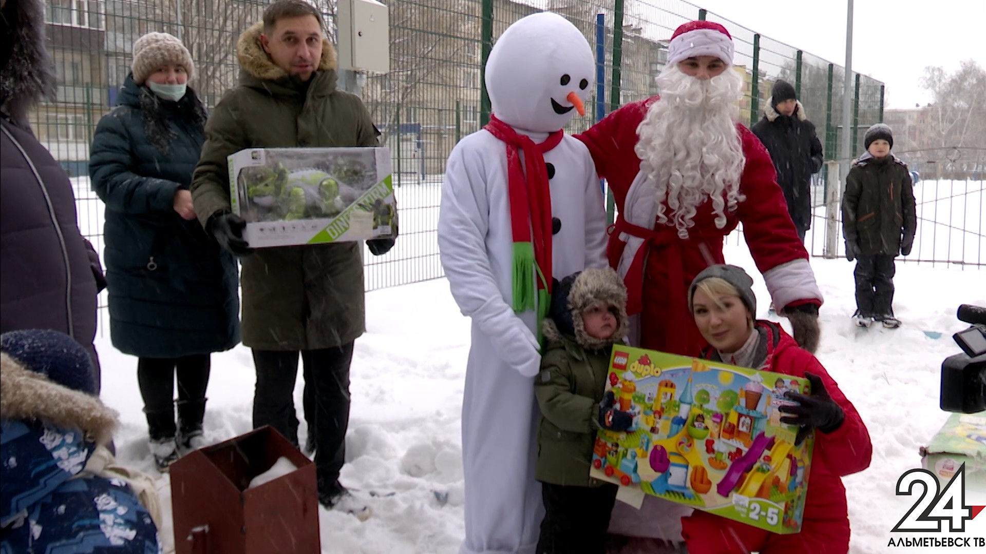 Исполнили заветные желания детей: в Альметьевске прошла акция «Снеговики-добряки»