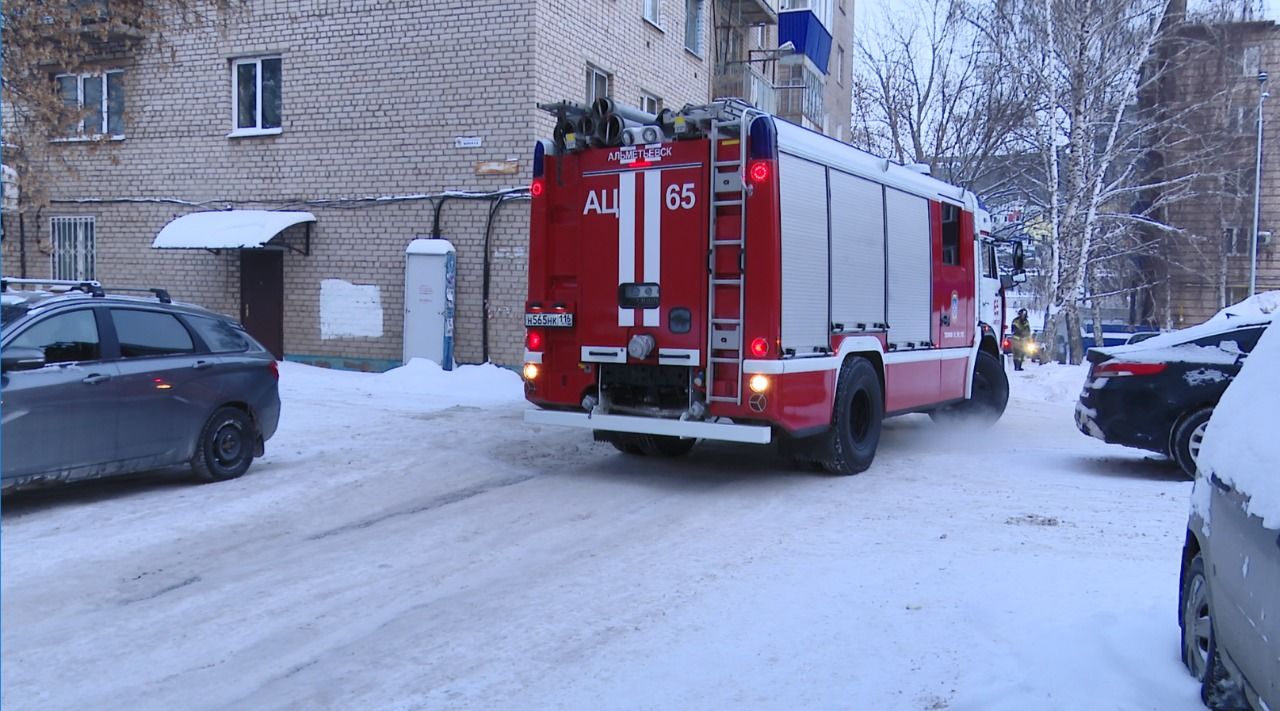 В Альметьевске жители многоквартирного дома почувствовали запах дыма и вызвали спасателей