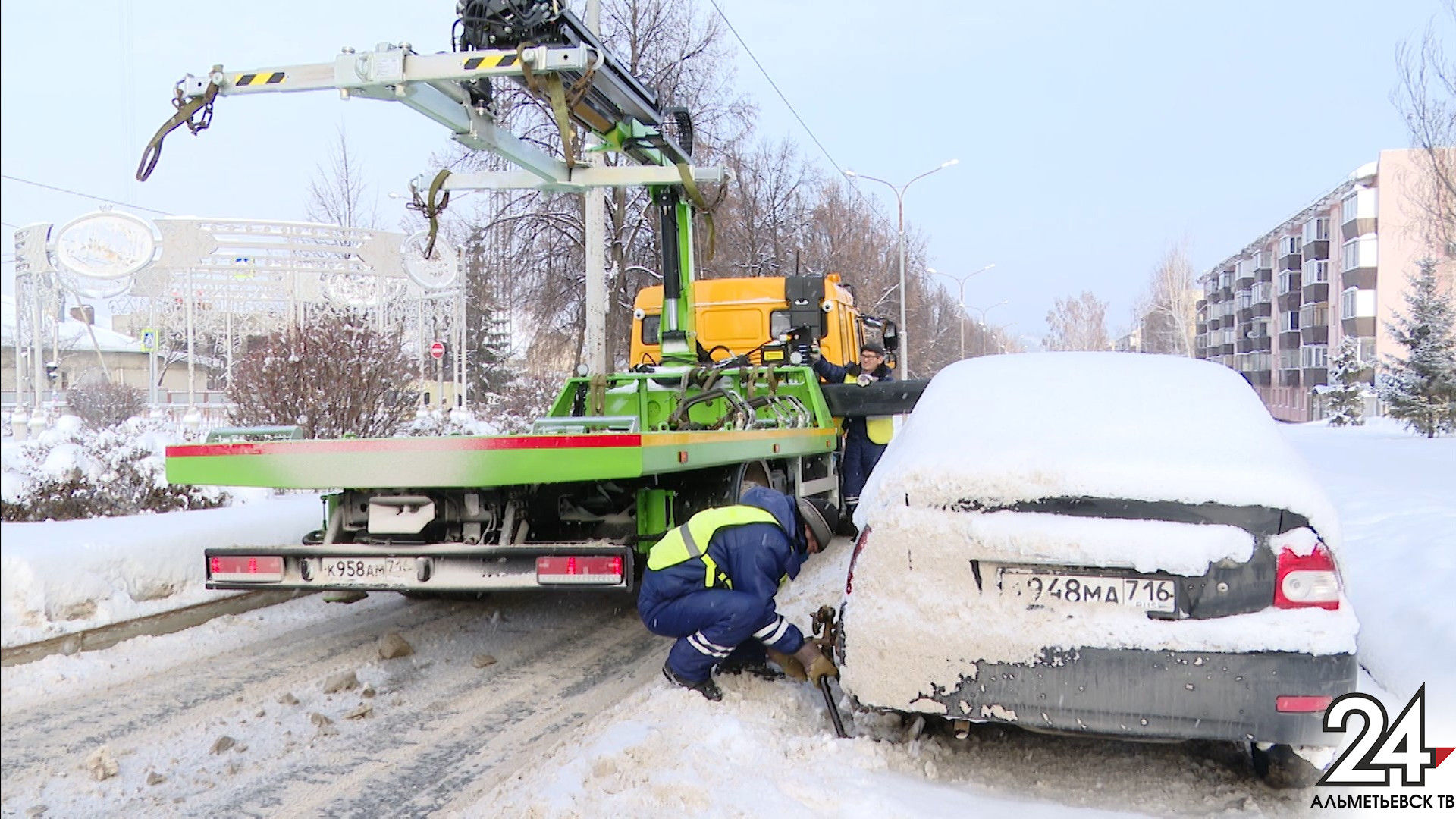 В Альметьевске автомобили, мешающие уборке снега, увозят на штрафстоянку