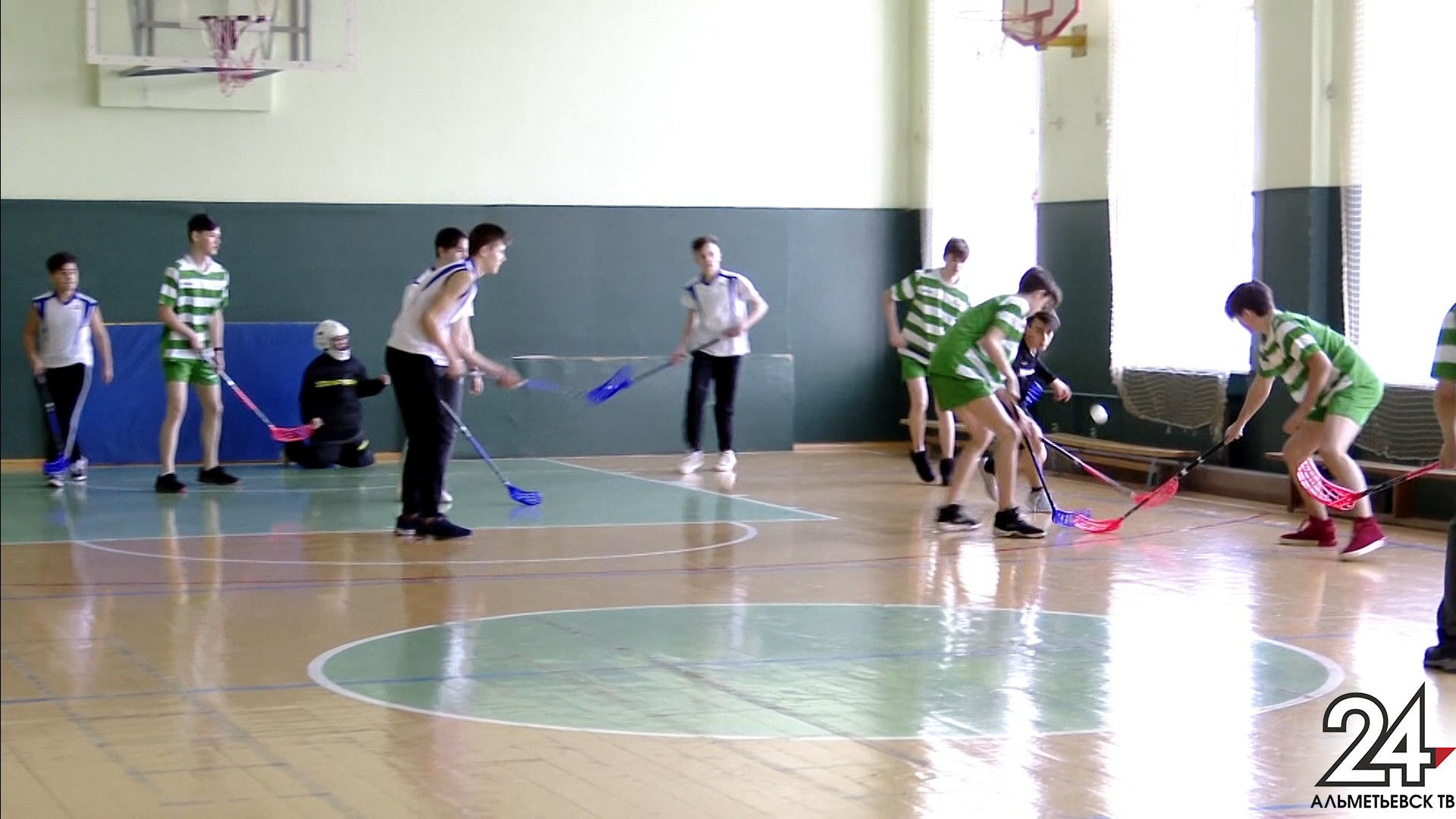 Шесть школ Альметьевска получили оборудование для флорбола – хоккея в зале